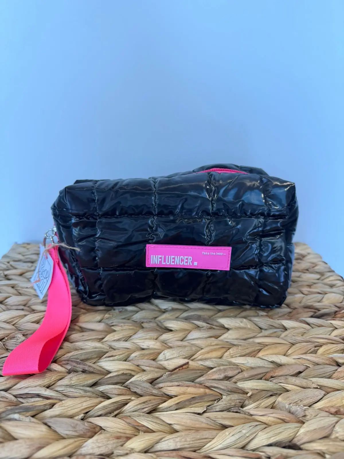 Neceser esponjoso negro con fucsia
